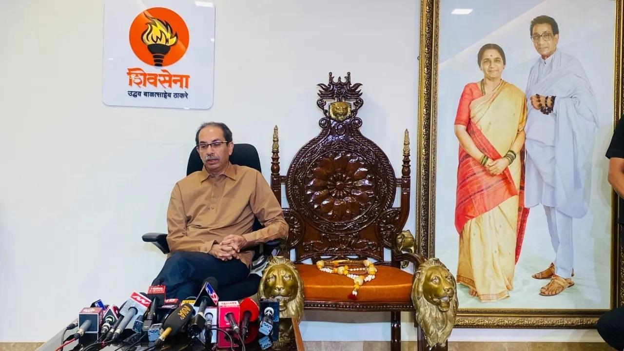 शिवसेना (यूबीटी) नेता संजय राउत ने कहा कि `हमें बहुत ज्यादा उम्मीद नहीं थी. पार्टी विधानसभा स्पीकर के आदेश को सुप्रीम कोर्ट में चुनौती देगी.` (Pics/Shadab Khan)