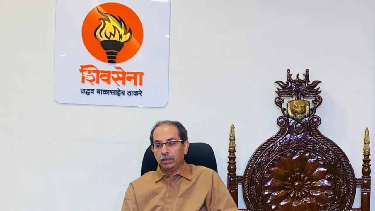 पत्रकारों से बात करते हुए राउत ने कहा कि `यह एक साजिश है और  यह मराठी `मानूस` के लिए एक काला दिन है.`