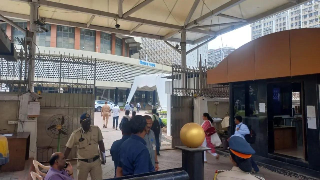 एक-दूसरे के विधायकों को अयोग्य ठहराने की कोशिश कर रहे शिवसेना समूहों द्वारा दायर क्रॉस-याचिकाएं पार्टी के अंदर गंभीर आंतरिक कलह के बाद उत्पन्न हुईं, जिसका प्रशासन की स्थिरता पर सीधा प्रभाव पड़ा.