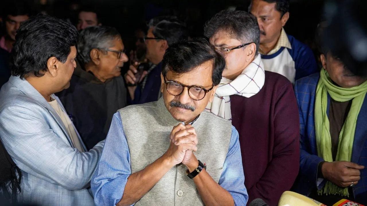 इस बीच, शिवसेना (यूबीटी) नेता संजय राउत ने मैच फिक्सिंग का आरोप लगाया और आरोप लगाया कि पीएम मोदी को फैसले के बारे में पहले से जानकारी थी और इसलिए वह गुरुवार को महाराष्ट्र का दौरा कर रहे हैं.