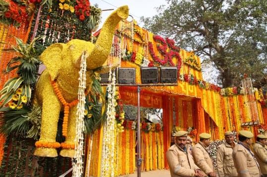पूरे देश में लोगों में आस्था का सैलाब सा उमड़ पड़ा है, सभी रामलला के दर्शन को बेताब हैं.