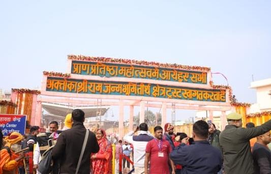 फूलों से सजी अयोध्या आज बहुत ही सुंदर लग रही है.