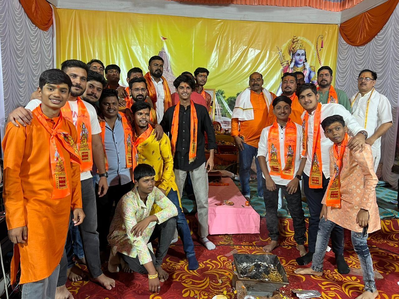 प्रभु राम की प्राण प्रतिष्ठा के बाद रामलला की पहली तस्वीर इस समय भक्तों के बीच तेजी से वायरल हो रही हैं. 