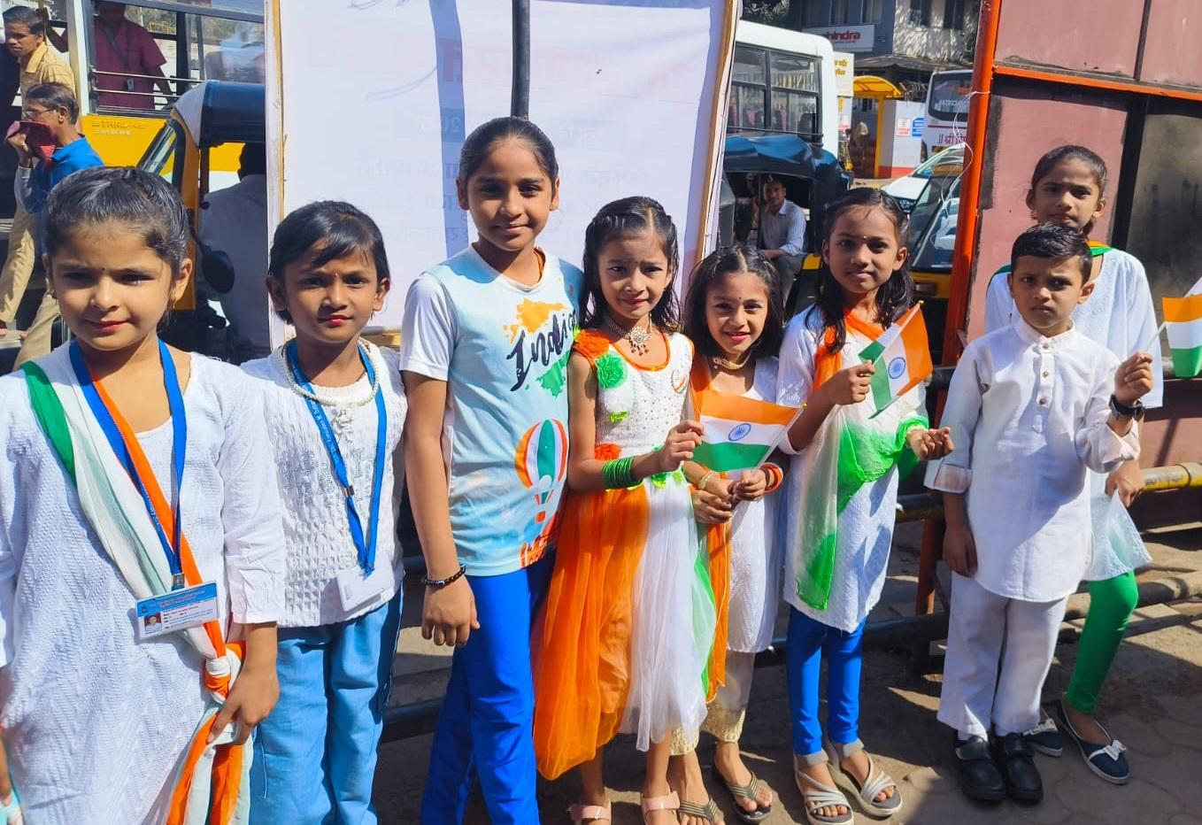  नन्हे बच्चे, जो देश भक्ति में डूबे नजर आते हैं, वे अपने देश के प्रति उत्साह और समर्पण की मिसालें हो सकते हैं. 