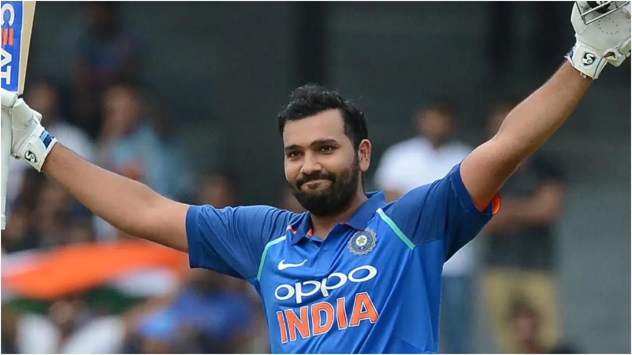 4,000 T20I रन
भारत के धुरंधर बल्लेबाज विराट कोहली 4,000 T20I रन पूरे करने की अनोखी उपलब्धि हासिल करने वाले पहले खिलाड़ी हैं. रोहित शर्मा यह उपलब्धि हासिल करने वाले दूसरे बल्लेबाज बनने से सिर्फ 147 रन से चूक गए हैं. वर्तमान में, उनके नाम 3,853 T20I रन हैं.