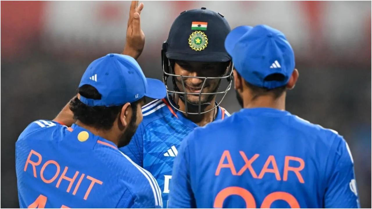 दूसरे टी20 मैच में जीत के बाद रोहित शर्मा (बाएं) ने शिवम दुबे (सी) का स्वागत किया (तस्वीर: एएफपी)