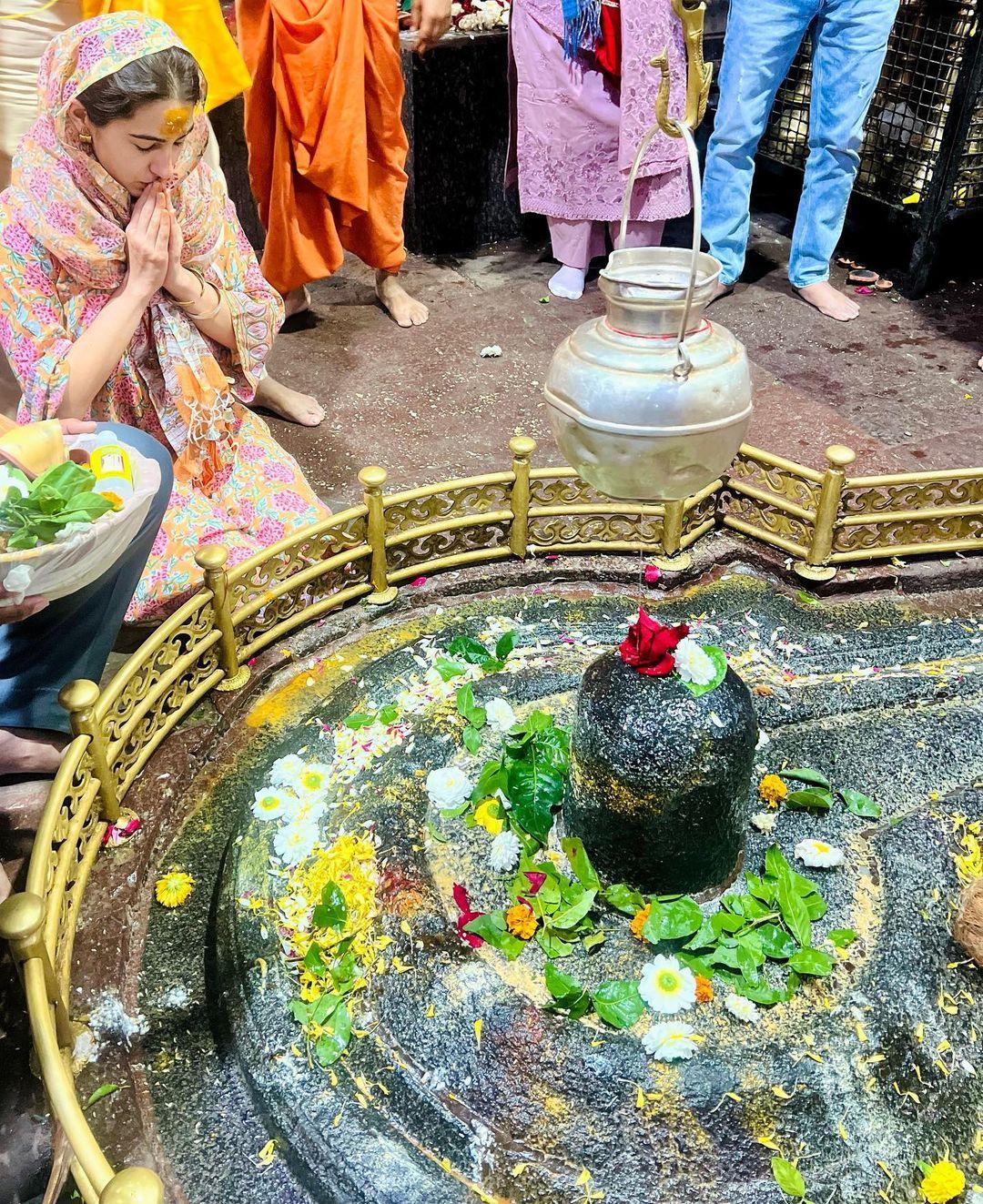 तस्वीर में सारा शिवलिंग पर पूजा करती और सिर झुकाती नजर आ रही हैं. 