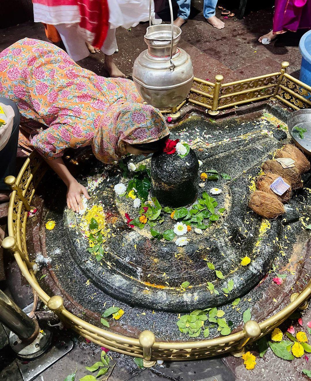 सारा शिवलिंग के पास बैठी हुई और उस जगह की शांति का आनंद लेती नजर आ रही हैं. आप देख सकते हैं कि दीवार पर लगी घड़ी में सुबह 4:47 बजे का समय नजर आ रहा हैं. 