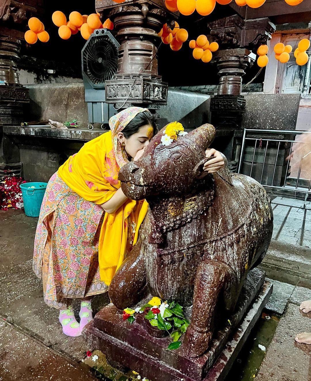 वहीं दूसरी तस्वीर में सारा नंदी बैल के कान में फुसफुसाते हुए भी दिखाई दी. 