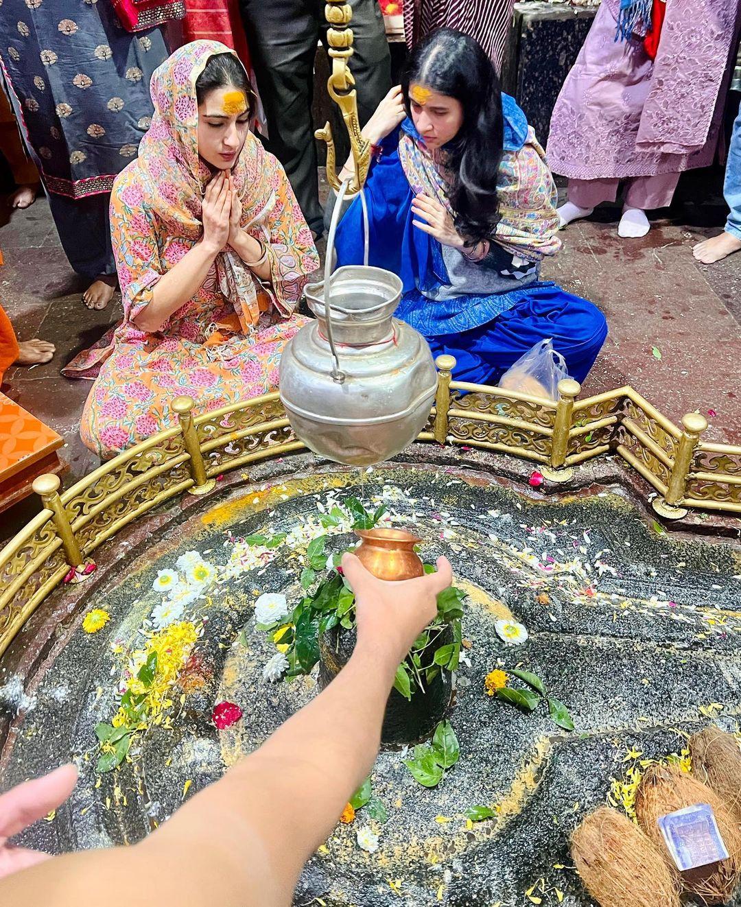अभिनेत्री सारा इस दौरान सलवार सूट पहने सिर पर दुपट्टा डाले दिखाई दी. मंदिर में उनके साथ उनकी दोस्त भी हैं. 