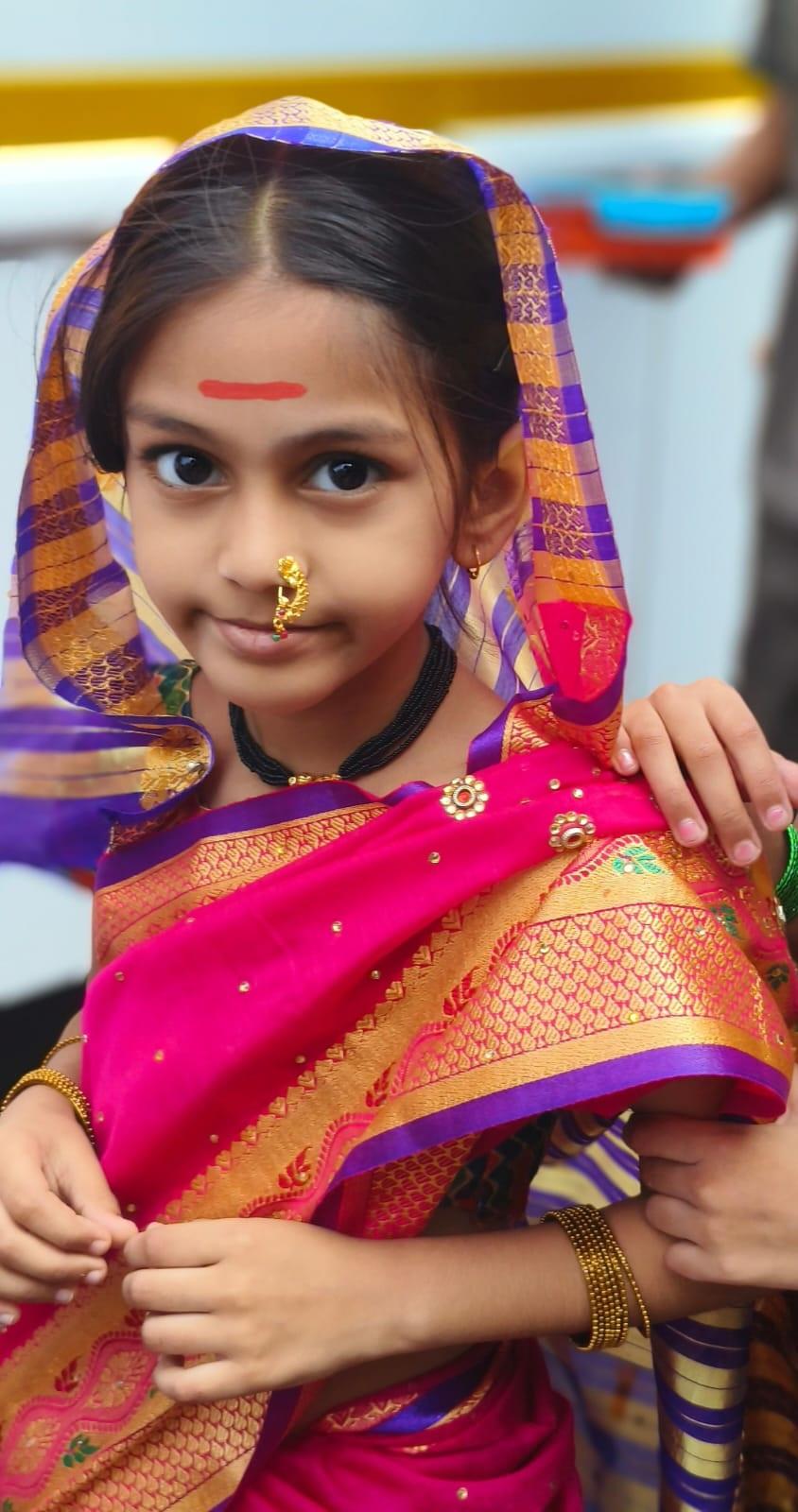 समाजसुधारक, शिक्षणतज्ज्ञ आणि कवयित्री सावित्रीबाई फुले ने अपने पति महात्मा ज्योतिराव फुले के साथ मिलकर देश का पहला महिला स्कूल खोला था. 