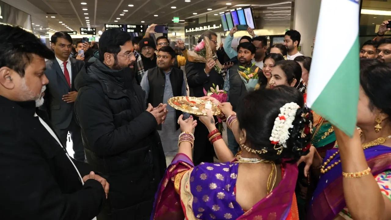 शिंदे के स्वागत के लिए हवाई अड्डे पर कई महाराष्ट्रीयन मौजूद थे. पारंपरिक पोशाक पहने महिलाओं ने उनका स्वागत करने के लिए हिंदू रीति-रिवाजों का पालन किया.