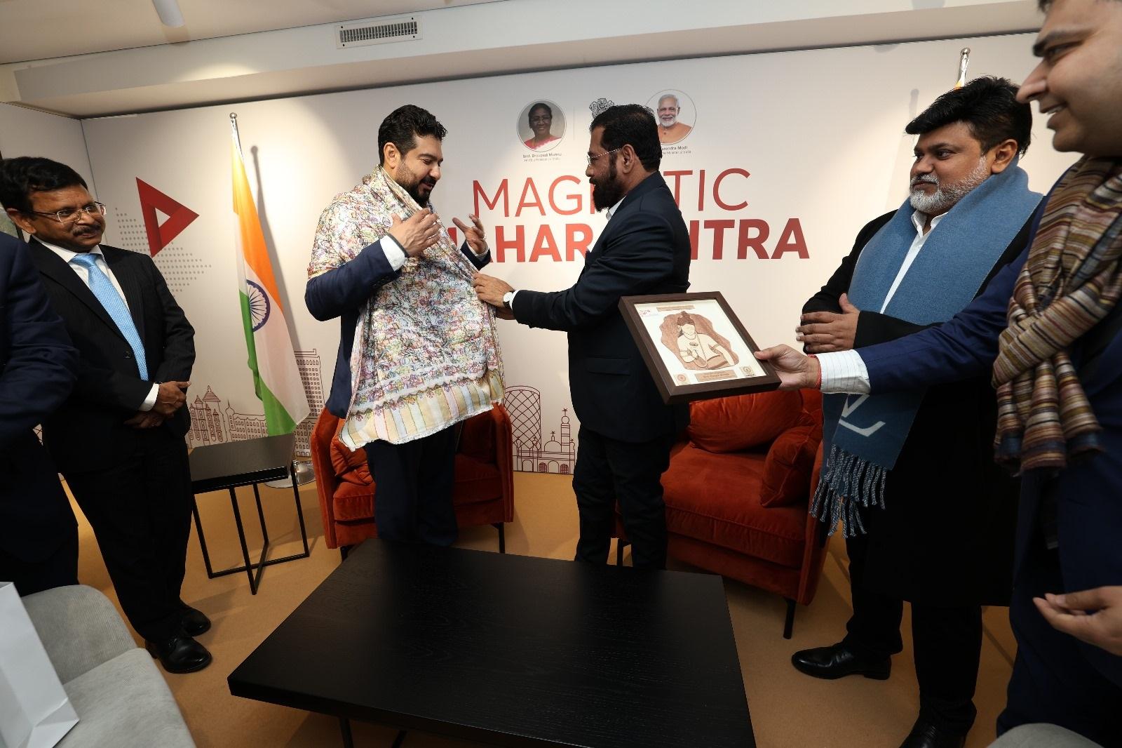 महाराष्ट्र के मुख्यमंत्री एकनाथ शिंदे मंगलवार को स्विट्जरलैंड के ज्यूरिख पहुंचे. वह दावोस में विश्व आर्थिक मंच में भाग लेंगे.