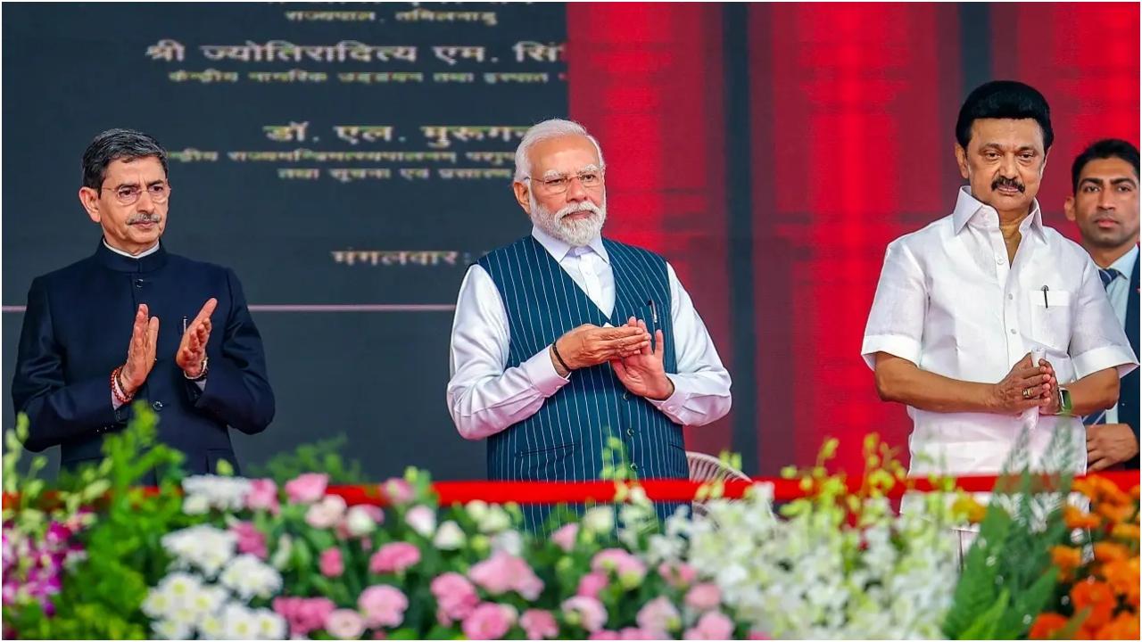 भारतीदासन विश्वविद्यालय में दीक्षांत समारोह आयोजित करने के बाद, शहर में सार्वजनिक कार्यक्रम में नागरिक उड्डयन मंत्री ज्योतिरादित्य सिंधिया और तमिलनाडु के मुख्यमंत्री एमके स्टालिन ने पीएम मोदी का अभिनंदन किया.
