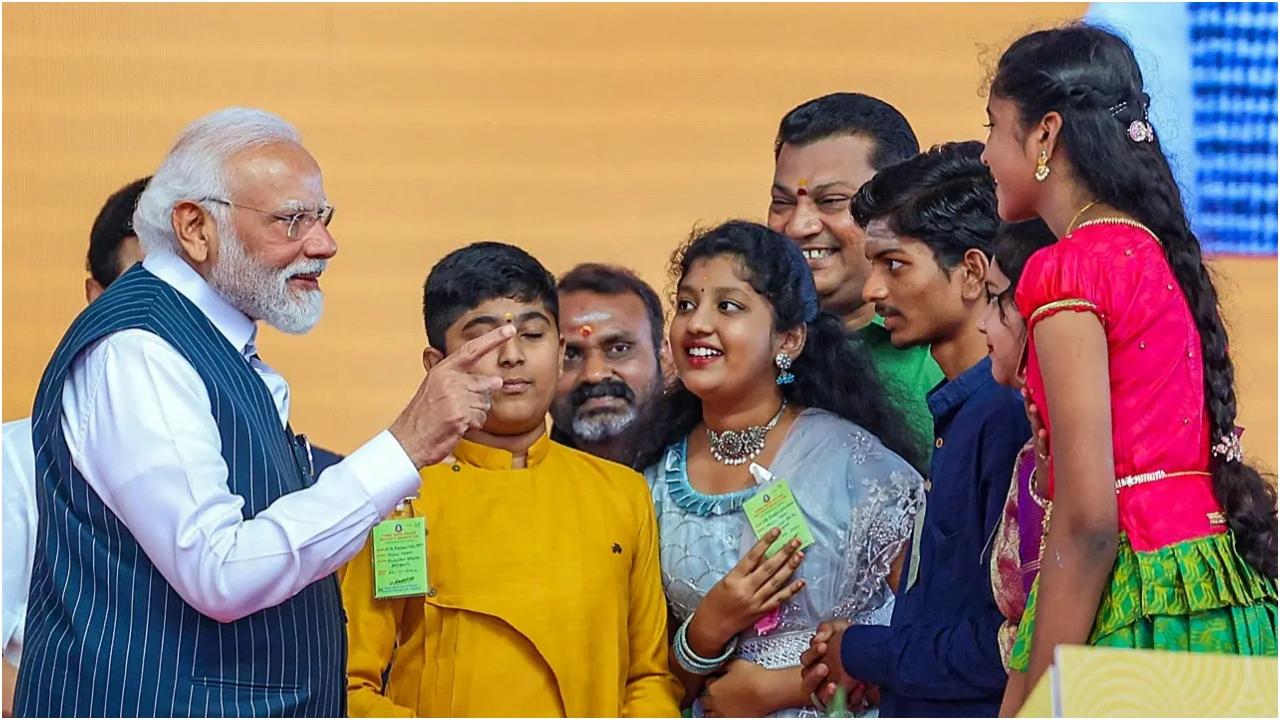 कार्यक्रम में बोलते हुए, नागरिक उड्डयन मंत्री ज्योतिरादित्य सिंधिया ने पीएम मोदी के नेतृत्व की सराहना करते हुए कहा कि केंद्र सरकार ने उनकी देखरेख में यह सुनिश्चित किया है कि हवाई अड्डे न केवल यात्रा का माध्यम हैं बल्कि विकास के केंद्र भी हैं.