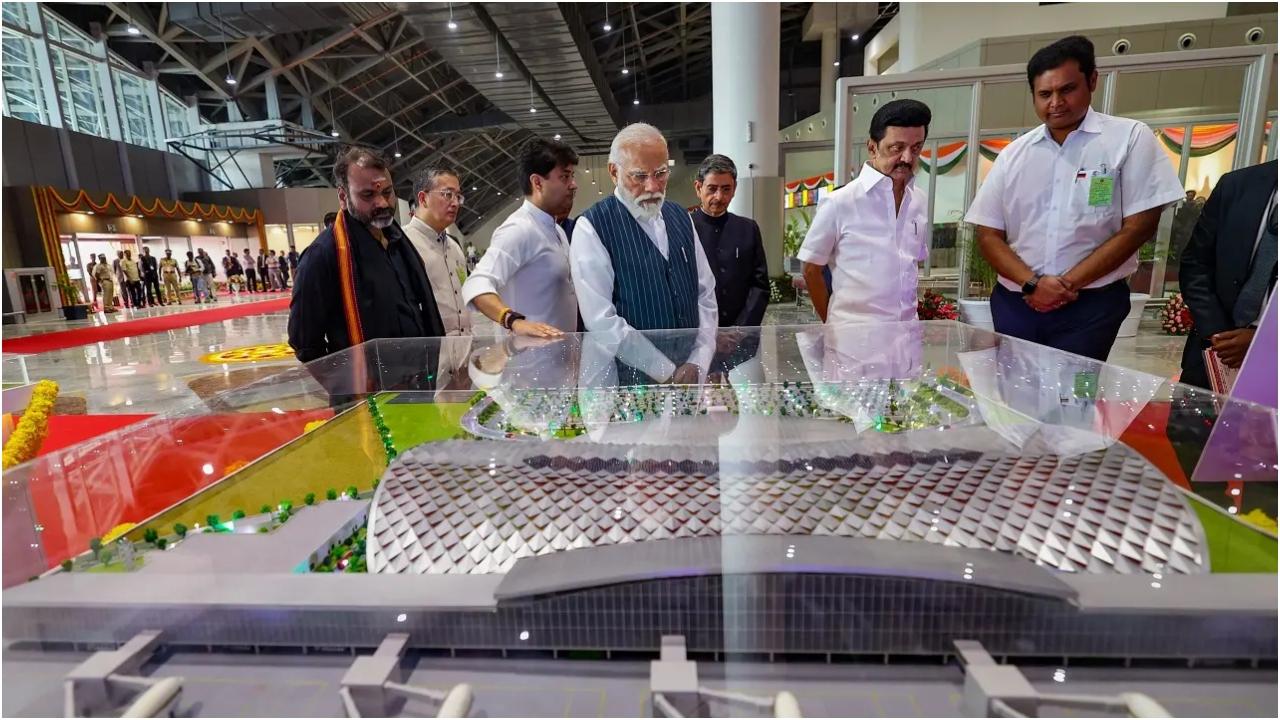 उन्होंने राष्ट्र को पांच सड़क परियोजनाएं भी समर्पित कीं, जिनमें NH-81 के त्रिची-कल्लागम खंड के लिए 39 किलोमीटर लंबी चार-लेन सड़क शामिल है; एनएच-81 के कल्लागम-मीनसुरूट्टी खंड के लिए 60 किमी लंबी 4/2-लेन सड़क; एनएच-785 के चेट्टीकुलम-नाथम खंड की 29 किमी लंबी चार-लेन सड़क; एनएच-536 के कराईकुडी-रामनाथपुरम खंड के पक्के किनारे वाली 80 किमी लंबी दो-लेन सड़क और NH-179A सेलम-तिरुपथुर-वनियमबाड़ी रोड का 44 किमी लंबा चार-लेन खंड.