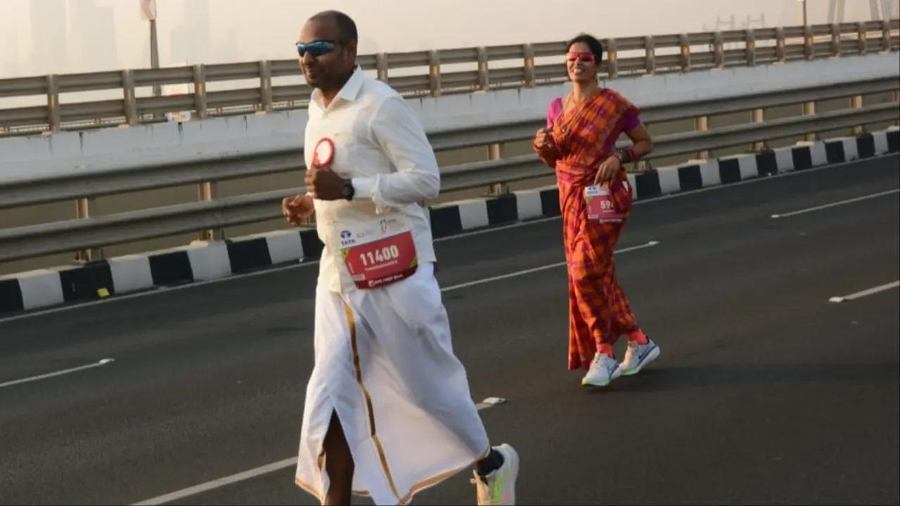 कई प्रतियोगी दौड़ में लुंगी पहने भी दिखाई दिए. 