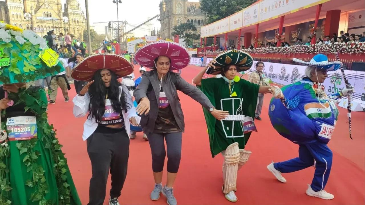 टाटा मुंबई मैराथन 2024 में कुछ प्रतियोगी बेहद अलग लुक में दिखाई दिए. 