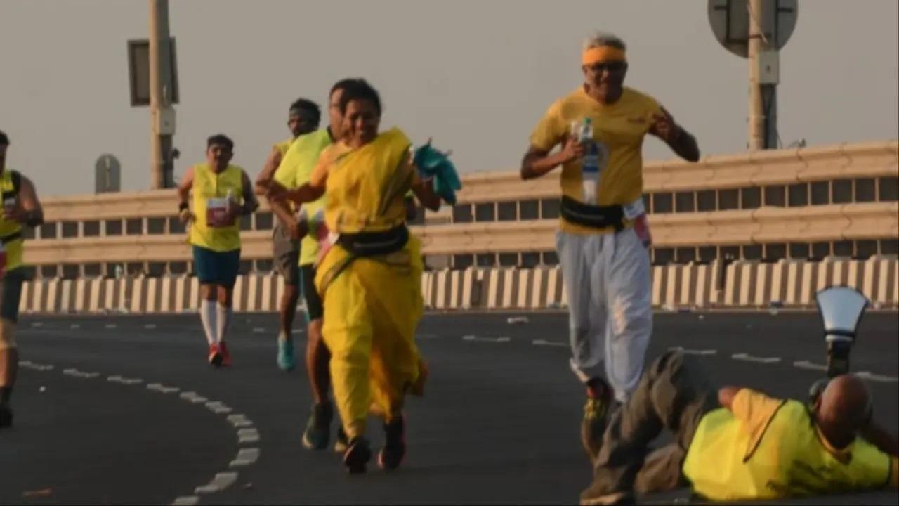 नौवारी साड़ी और धोती कुर्ता पहने दो व्यक्तियों को दौड़ते हुए देखना वास्तव में आंखों के लिए एक अनोखा दृश्य था.