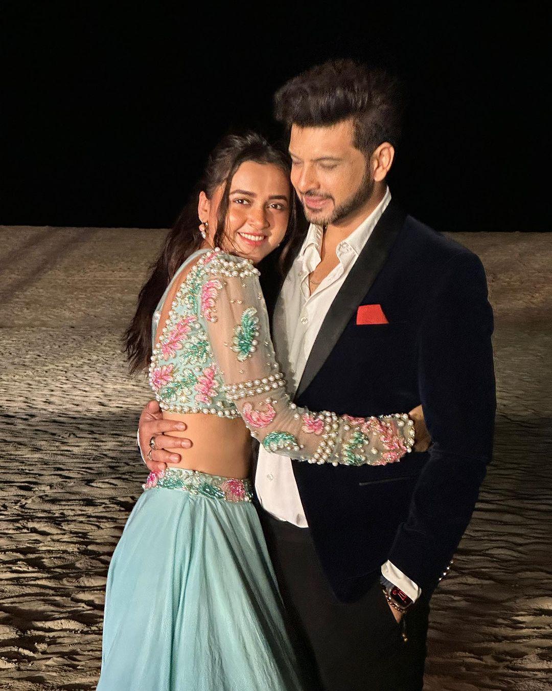 फैंस के लिए तेजस्वी और करण ने अपने इंस्टाग्राम अकाउंट पर कुछ तस्वीरें शेयर की हैं. 