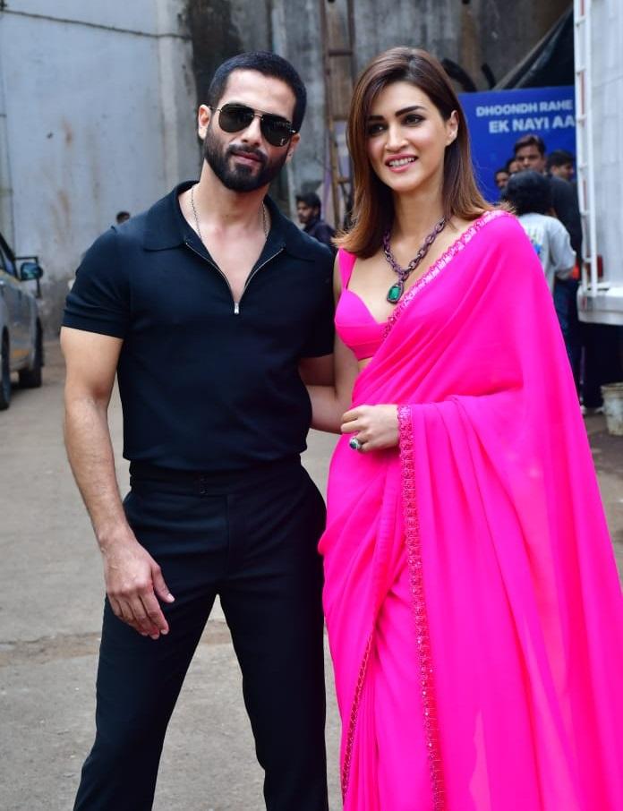 `तेरी बातों में ऐसे उलझा जिया` फिल्म के जरिए शाहिद और कृति पहली बार दर्शकों के सामने रोमांस करते दिखाई देंगे.  