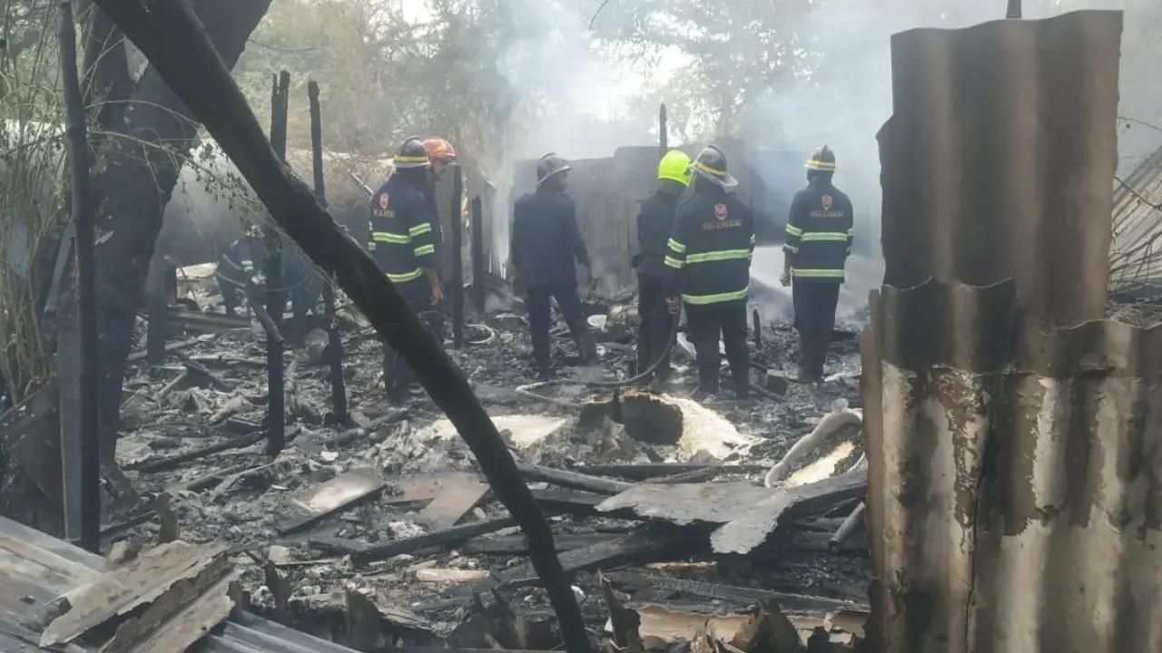अधिकारियों ने बताया कि यह घटना दोपहर करीब 3:52 बजे ठाणे के रुस्तमजी फायर स्टेशन के पास स्थित पाइपलाइन क्षेत्र में हुई.