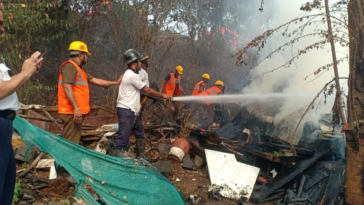 नगर निगम अधिकारियों ने बताया कि सूचना मिलने के बाद आपदा प्रबंधन अधिकारी, कपूरबावड़ी और राबोडी पुलिस कर्मी, अग्निशमन दल के साथ घटनास्थल पर पहुंचे थे. 