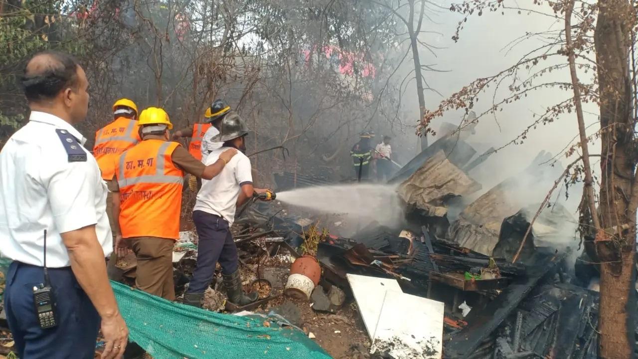 अधिकारियों ने ज्यादा जानकारी देते हुए बताया कि पाइपलाइन के पास लगभग तीन अनधिकृत अस्थायी झोपड़ियों में आग लग गई, जिससे बड़ा खतरा पैदा हो गया था. 