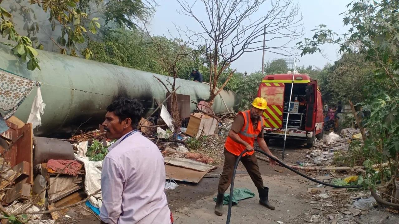 आग लगने के बाद फायर ब्रिगेड के अधिकारी मौके पर पहुंचे और आग बुझाई.