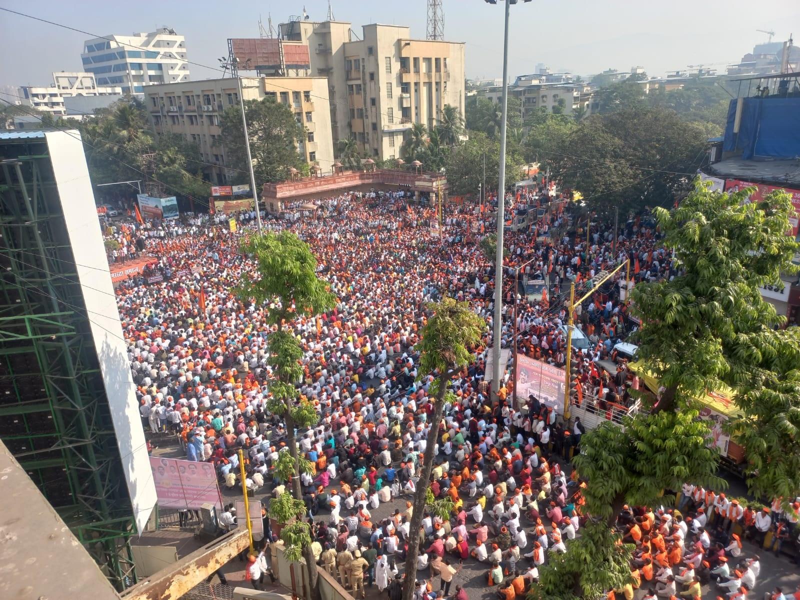 मराठा कोटा कार्यकर्ता मनोज जारांगे पाटिल समुदाय के लिए आरक्षण की मांग को लेकर विरोध प्रदर्शन करने के लिए शहर के आजाद मैदान में बड़ी संख्या में समर्थकों का नेतृत्व कर रहे हैं.