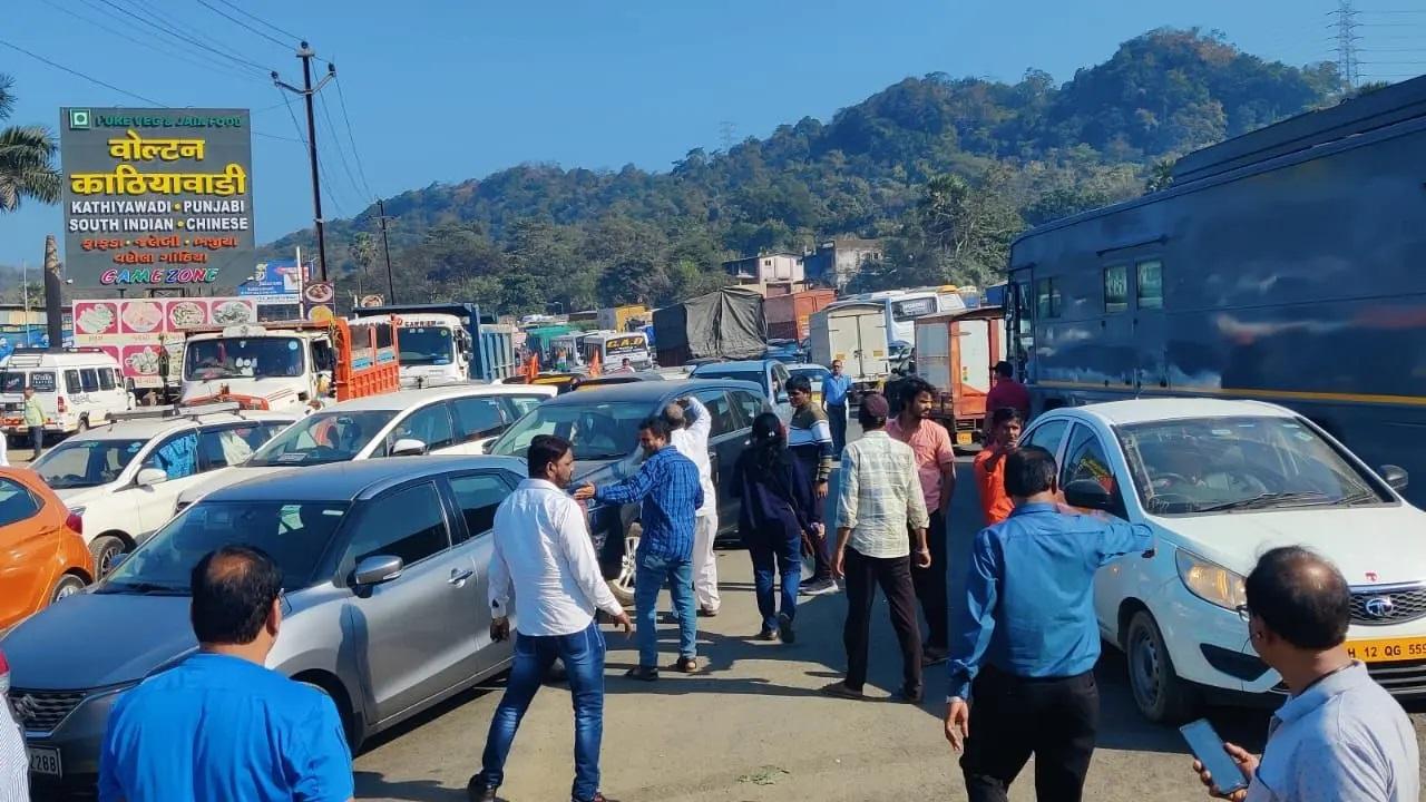 अनुमति न होने के बावजूद जारांगे पाटिल नहीं माने और कहा कि वे आज़ाद मैदान में विरोध प्रदर्शन करेंगे और आज मुंबई के बाहरी इलाके में पहुंचे हैं.