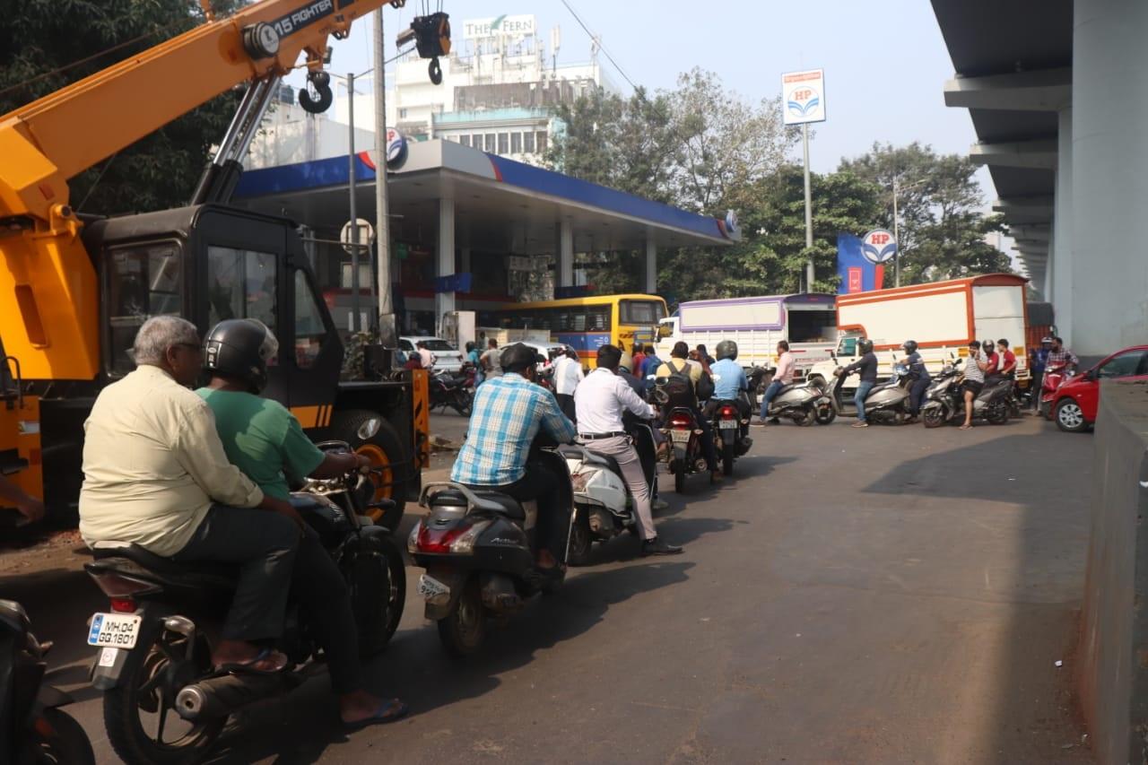 वहीं ट्रांसपोर्टरों के प्रमुख बाबा शिंदे ने घोषणा की कि अगले कदम पर निर्णय लेने के लिए अखिल भारतीय मोटर ट्रांसपोर्ट कांग्रेस जल्द ही बैठक करेगी.