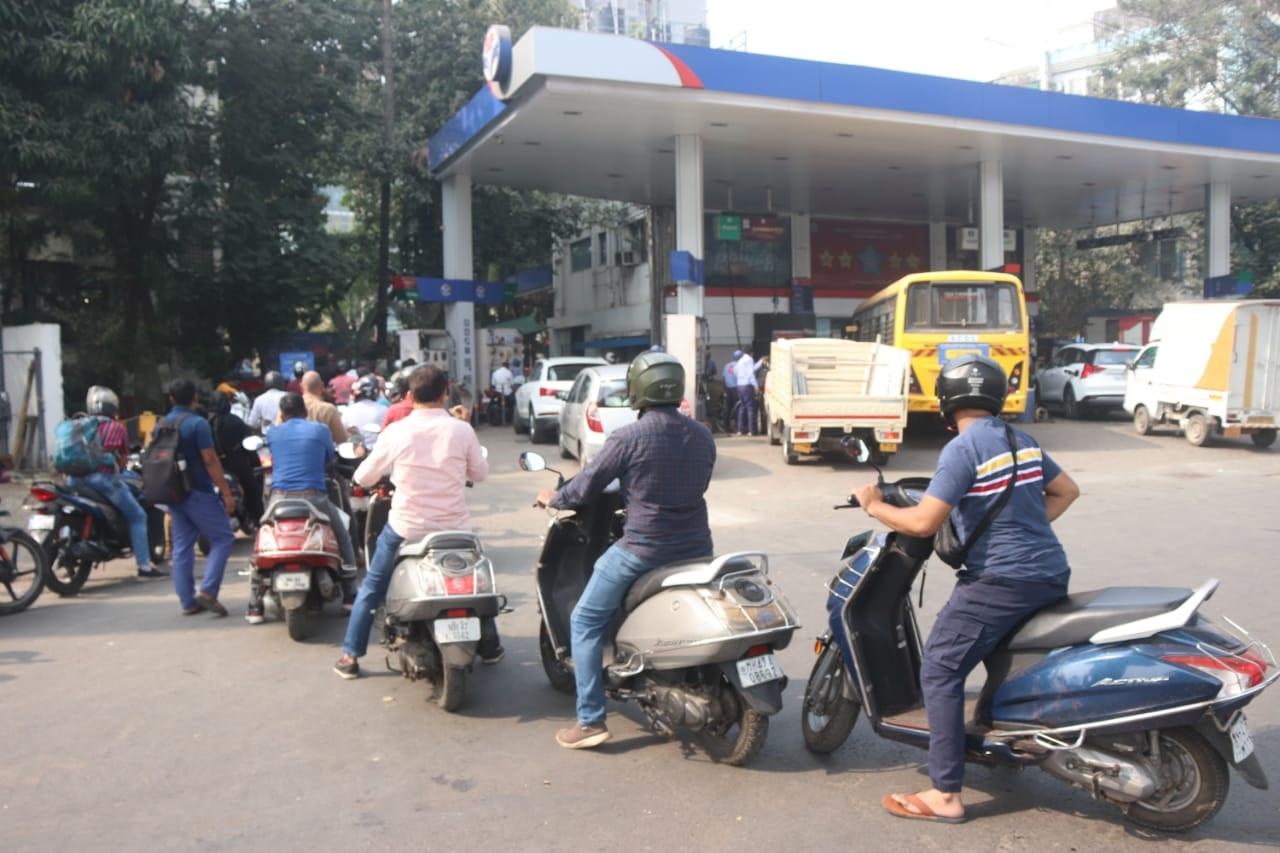 इस बीच, स्कूल बस एसोसिएशन के अनिल गर्ग ने कहा कि पेट्रोल पंपों पर दिख रही भीड़ इस समय घबराहट के कारण है. लोगों को लग रहा है कि ट्रक ड्राइवरों के प्रदर्शन के कारण आगे चल कर पेट्रोल नहीं मिलेगा. 