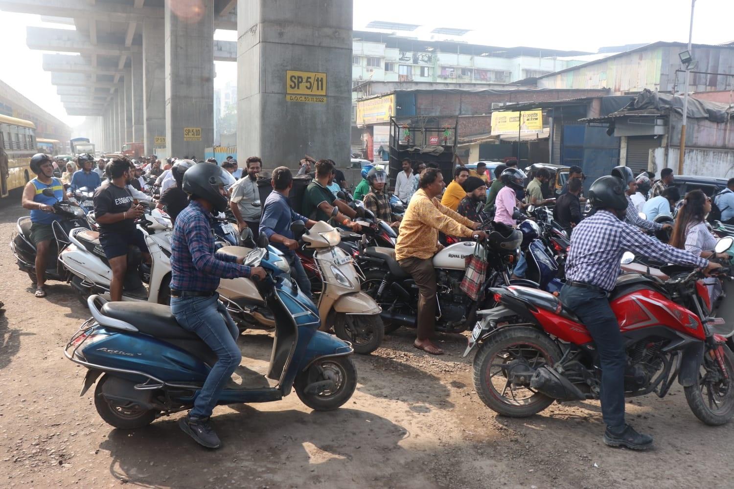 मुंबई पेट्रोल डीलर्स एसोसिएशन के अध्यक्ष चेतन मोदी ने कहा- `पुलिस सुरक्षा के बावजूद टैंकरों को डिपो से बाहर जाने से रोका जा रहा है.  इन डिपो में प्रतिदिन लगभग 180 टैंकर ईंधन भरते हैं. 