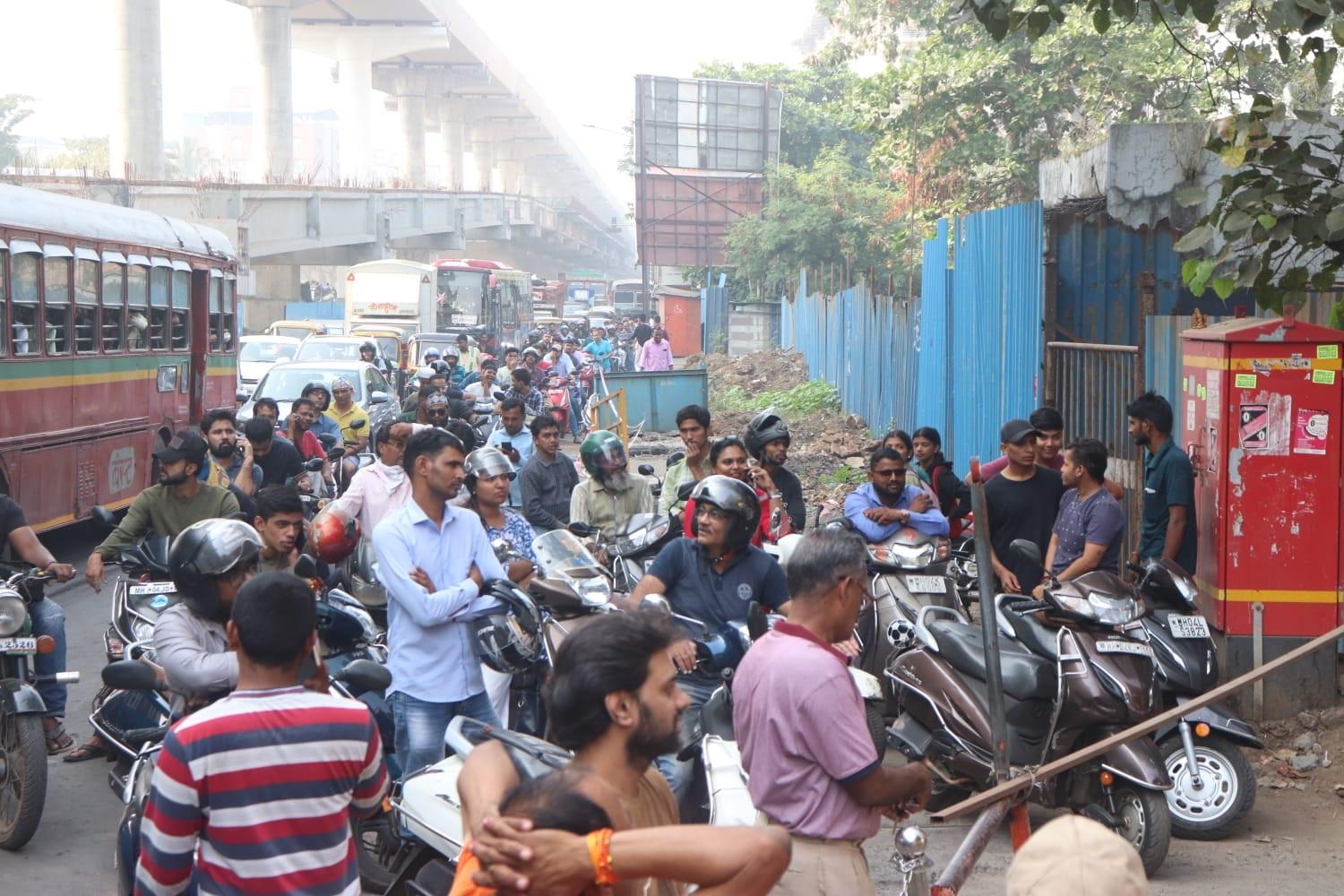 पीटीआई की एक रिपोर्ट के अनुसार, मुंबई के पेट्रोल पंपों को ईंधन की आपूर्ति में देरी होने के कारण लगभग 200 पंपों में ईंधन खत्म होने की कगार पर है. 