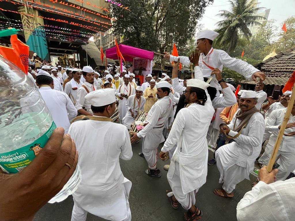 आपको जानकर हैरानी होगी कि इस समारोह में शामिल होने के लिए महाराष्ट्र के दूर-दराज गांवों में रहने वाले वारकरी समुदाय इसमें शामिल होने के लिए पहुंचते हैं. 
