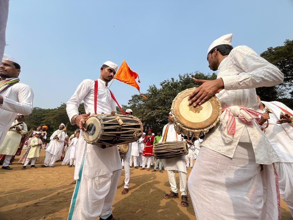 दिंडी समारोह के दौरान ली गई ये तस्वीरें सोशल मीडिया पर काफी पसंद की जा रही हैं. 