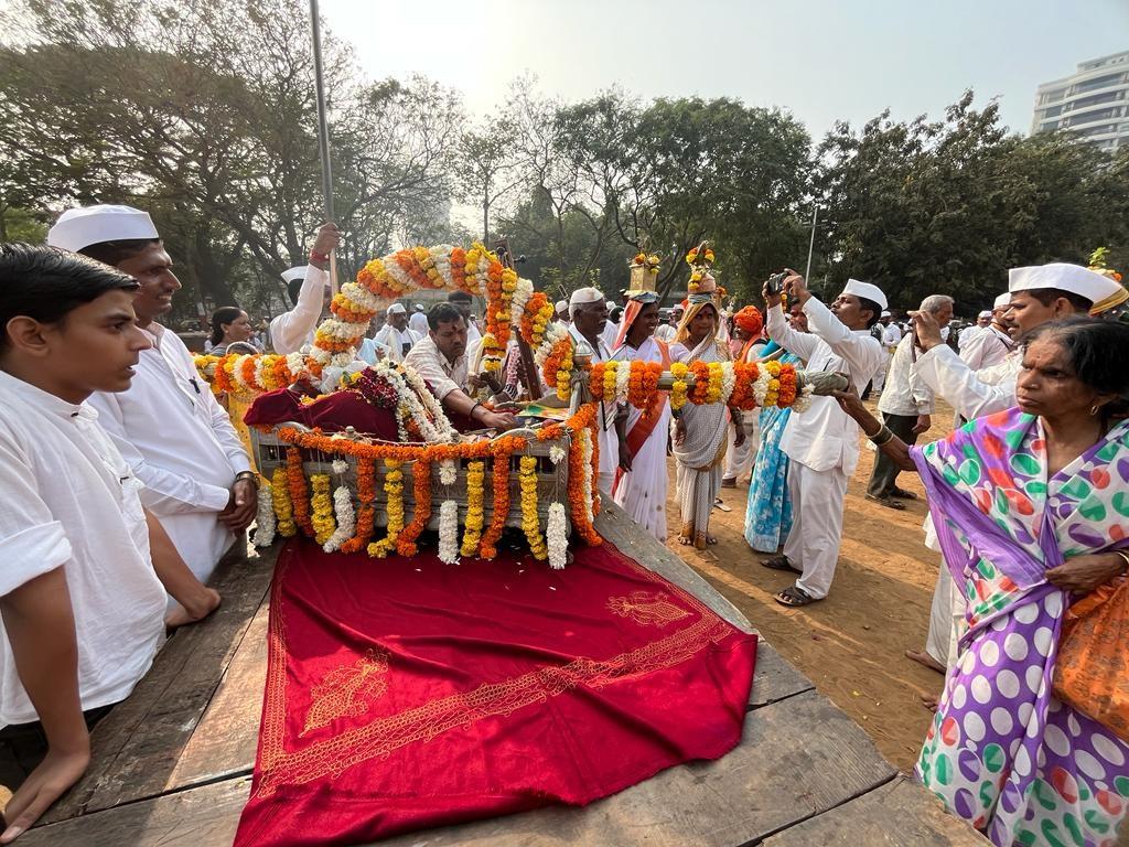 पालखी समारोह में बच्चों से लेकर महिला और बुजुर्ग भी शामिल होते दिखाई दिए. 