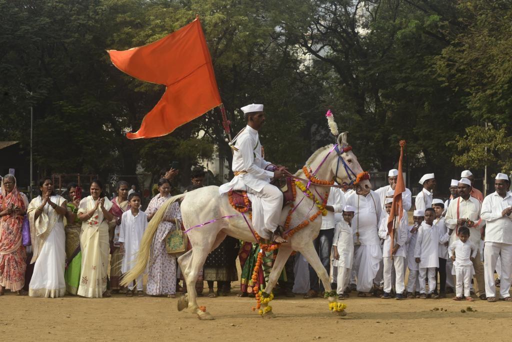 इस दौरान भगवान विट्ठल का नाम लेते हुए रिंगन समारोह भी आयोजित किया जाता है. 