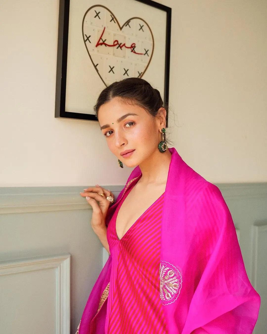लोहड़ी के लिए आलिया भट्ट के इस परफेक्ट आउटफिट को भी आप फॉलो कर सकते है. गुलाबी कुर्ता और फूलों की ज़री की कढ़ाई से सजे शिफॉन दुपट्टे के साथ जोड़ा गया है. जो आपके लुक को सबसे अलग बनाती है. 