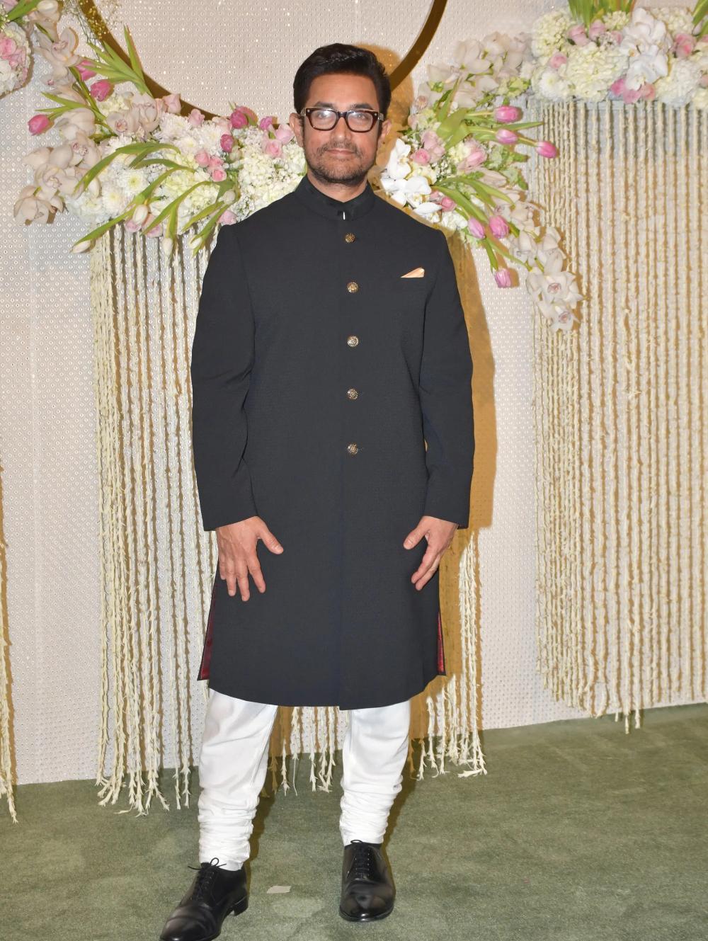 बेटी की रिसेप्शन पार्टी में आमिर खान, काले नवाबी आउटफिट में सजे हुए दिखें. 