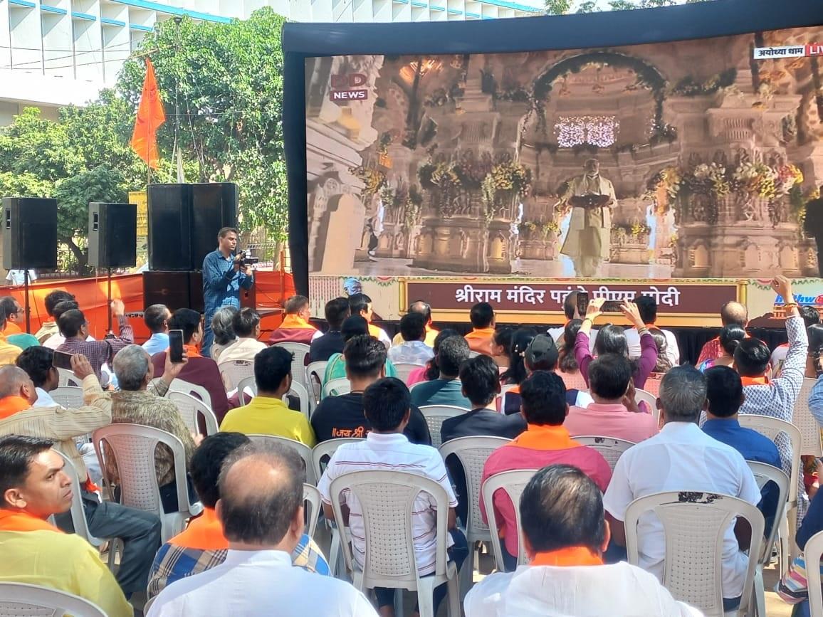 इस दौरान बीजेपी कार्यकर्ता महिलाएं उत्साह से नृत्य करती दिखीं.