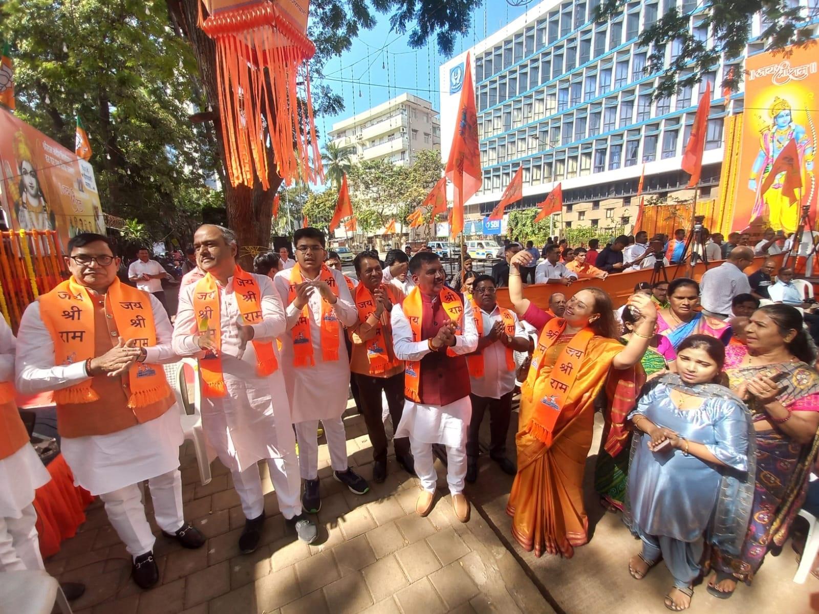 बीजेपी कार्यालय के बाहर माहौल राममय सा नज़र आया.