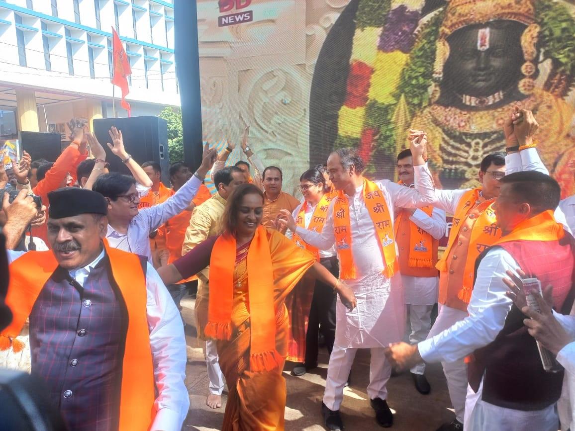 एलईडी स्क्रीन पर सभी बीजेपी कार्यकर्ताओं ने रामलला की प्राण प्रतिष्ठा का शानदार मंजर मिलकर देखा.