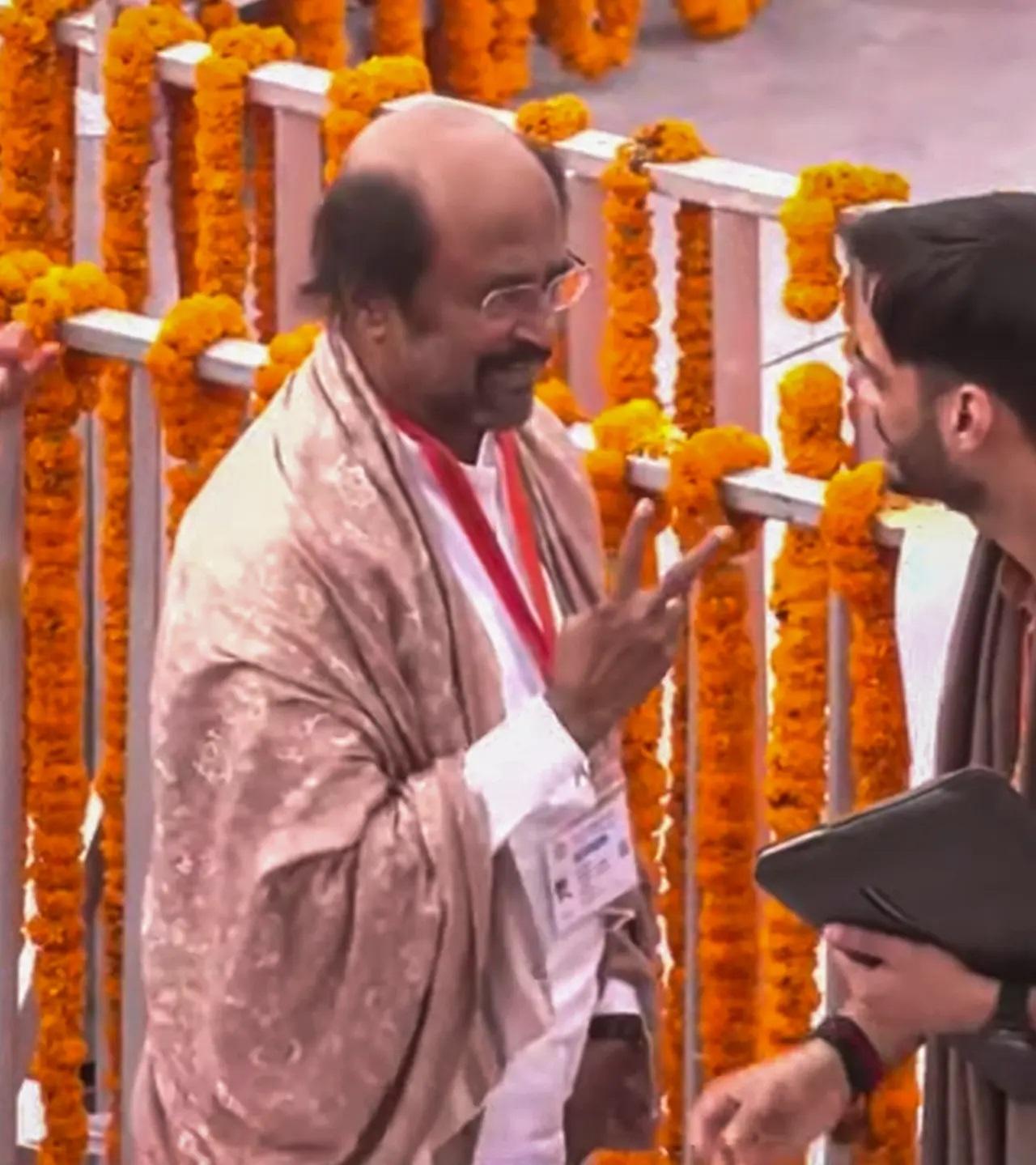 भव्य समारोह के लिए मंदिर जाते समय मेगास्टार रजनीकांत को खुशी से सभी का अभिवादन करते देखा गया. रविवार को पहुंचे एक्टर ने अयोध्या में अनुपम खेर से भी मुलाकात की थी.