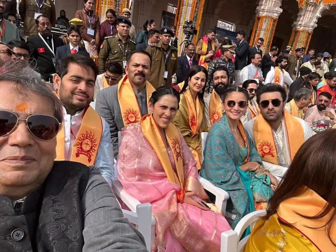 सुभाष घई ने रणबीर कपूर, आलिया भट्ट, रोहित शेट्टी, विक्की कौशल, कैटरीना कैफ, आकाश अंबानी और श्लोका मेहता के साथ सितारों से सजी एक सेल्फी क्लिक की.