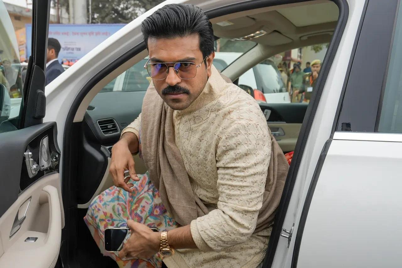 राम चरण और उनके पिता चिरंजीवी उन मेहमानों में शामिल थे जिन्हें राम मंदिर समारोह के लिए आमंत्रित किया गया था.