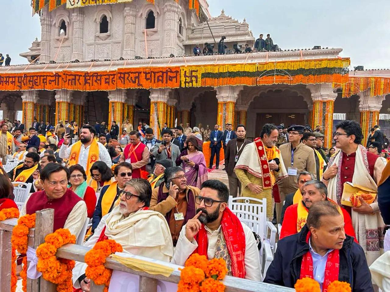 सदी के महानायक अमिताभ बच्चन और अभिषेक बच्चन प्राण प्रतिष्ठा पहले प्रस्तुतियों का आनंद ले रही है.