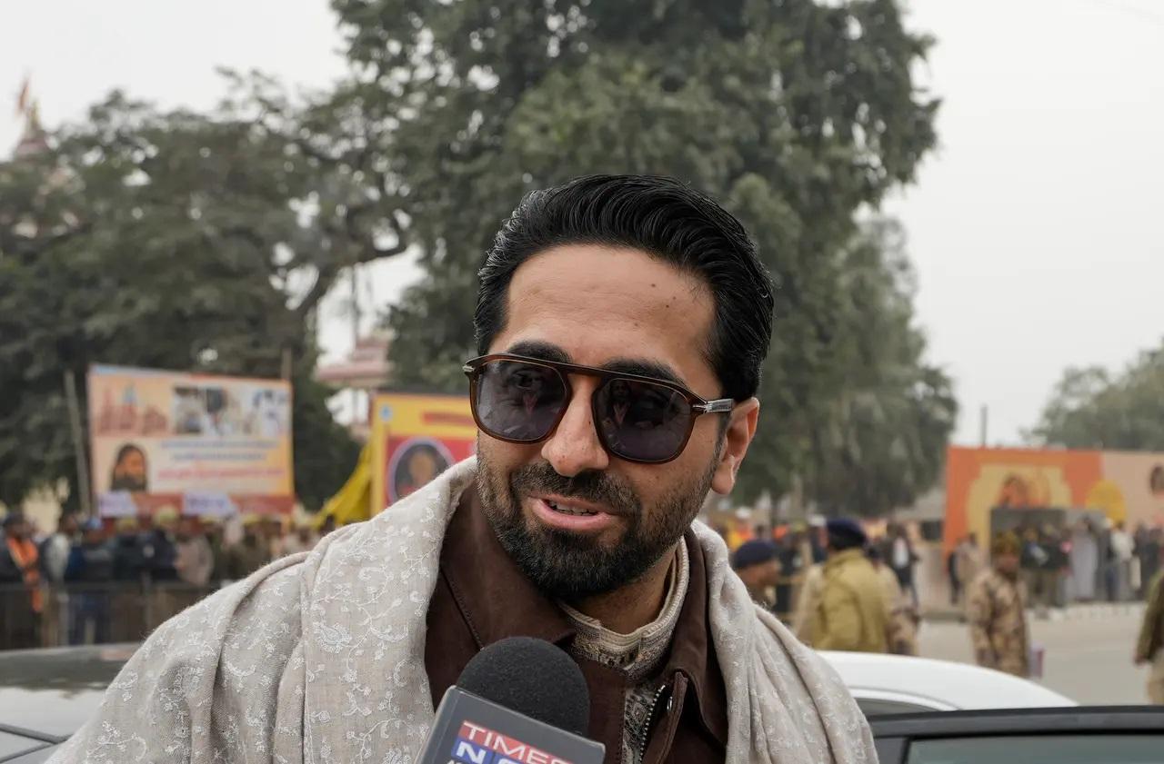 प्राण प्रतिष्ठा समारोह में शामिल होने पहुंचे आयुष्मान खुराना मीडिया से बातचीत करते नजर आए.
