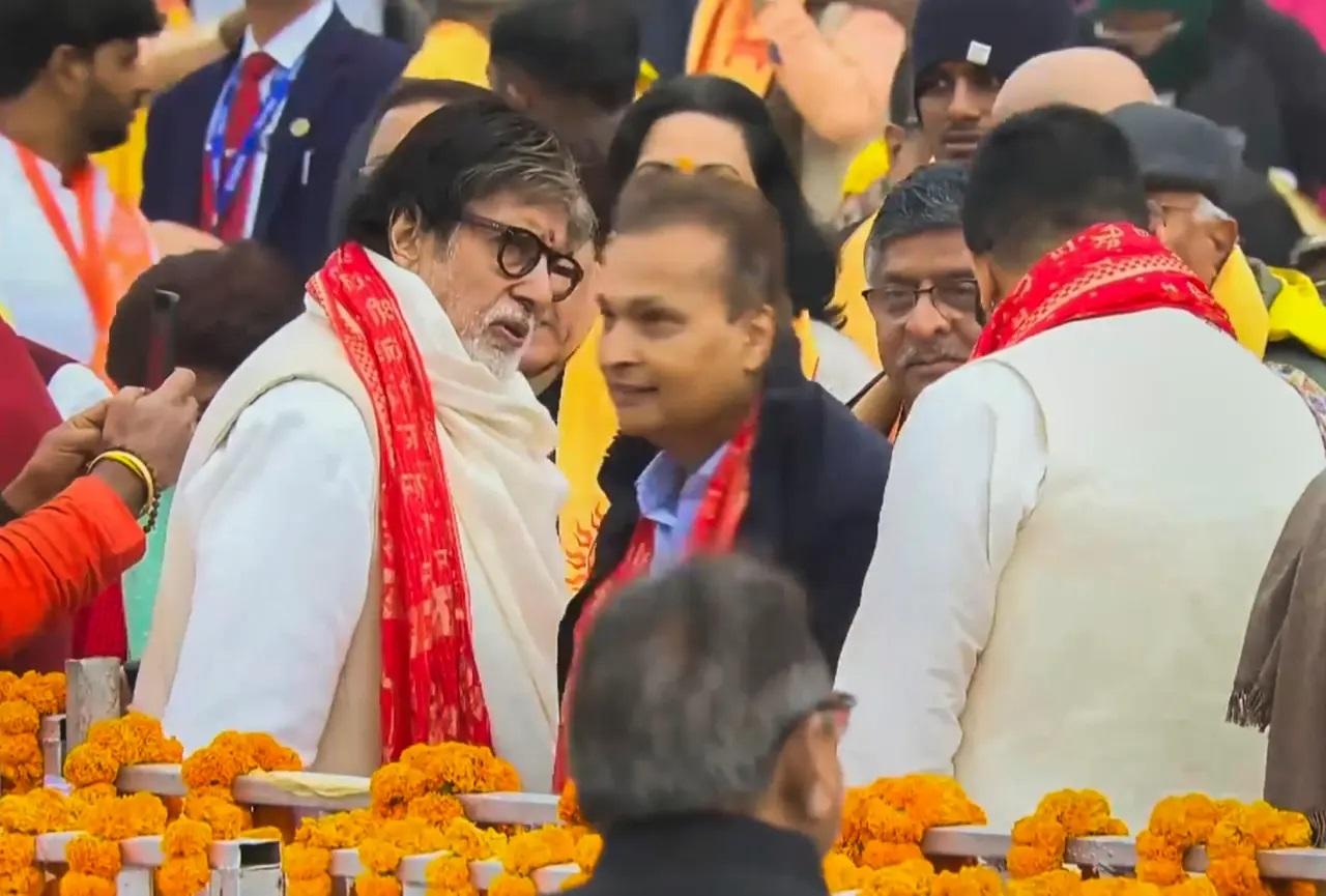 अभिषेक समारोह में अमिताभ बच्चन अपने बेटे अभिनेता अभिषेक बच्चन के साथ पहुंचे.